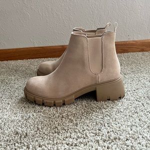 Steve Madden Howler Sand Suede Chelsea Boots